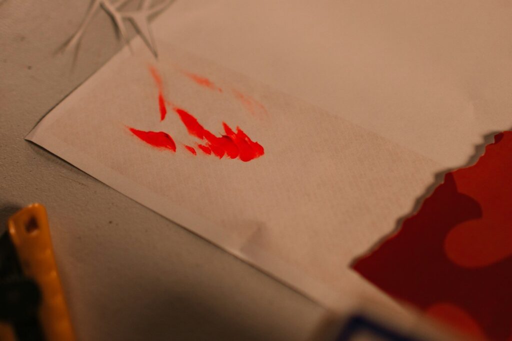 الإفرازات والدم في الدورة الشهرية